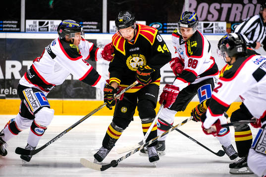Brynäs Jacob Blomqvist har problem att ta sig förbi