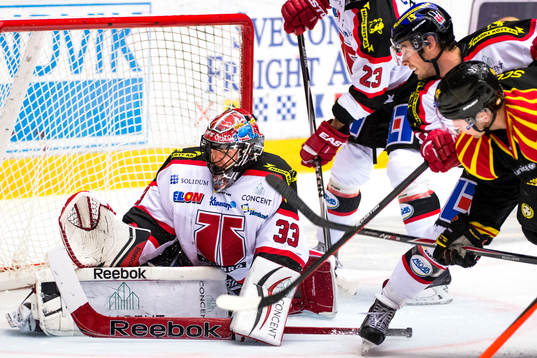Julius Hudacek, målvakt i Örebro, räddar skott framför