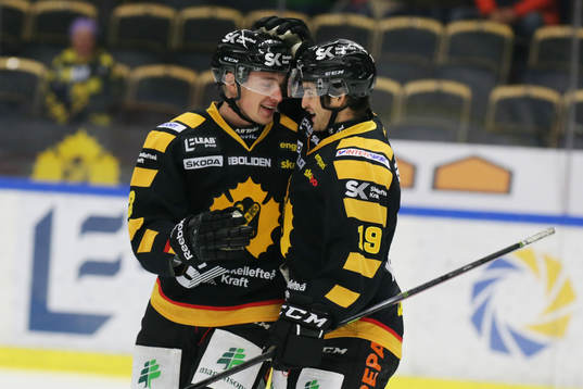Skellefteås Adam Pettersson och Andrew Calof jublar