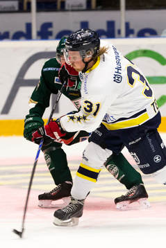 s Mattias Tedenby skjuter ett skott som går i mål och han