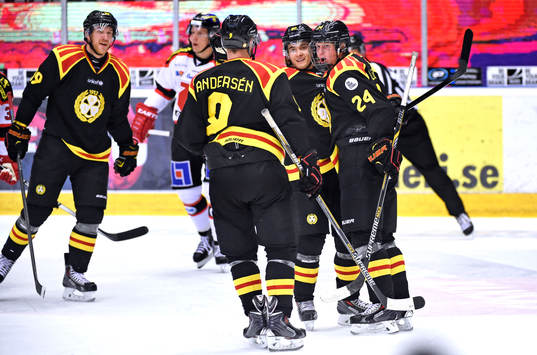 Brynäs Jens Lööke jublar med lagkamraterna