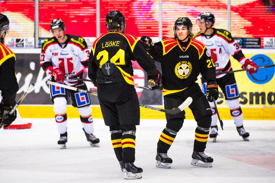 Brynäs Jens Lööke och Adam Brodecki jublar