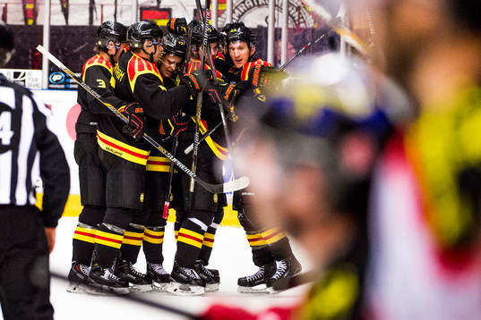 Brynäs Bill Sweatt, till höger, jublar med lagkamraterna