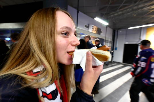 Åskådare äter korv