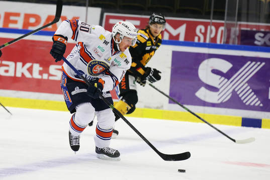 Växjös Erik Josefsson med puck