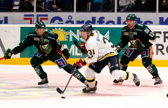 Mattias Tedenby jagas av Färjestads Ludwig Byström och