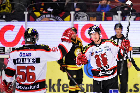 Örebros Anders Eriksson jublar med Johan Wiklander