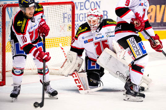 Örebros Derek Ryan rensar bort puck från Henrik Lundberg,