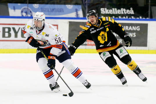 Skellefteås Martin Lundberg jagar Växjös Sebastian Erixon
