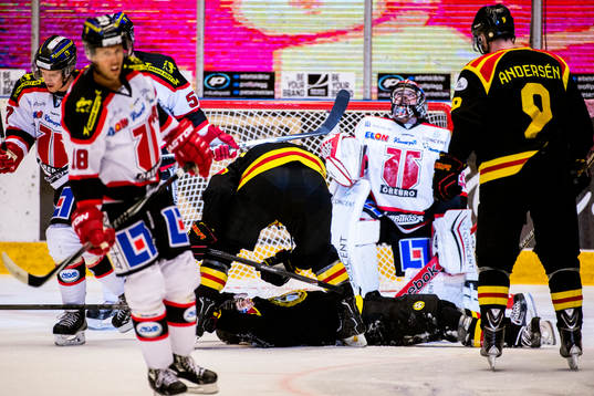 Brynäs Sebastian Enterfeldt, liggandes, jublar