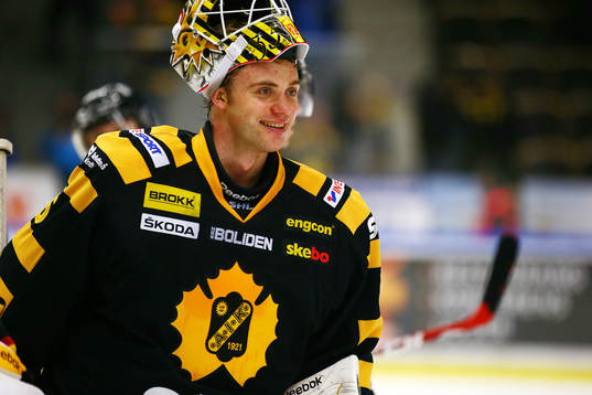 Skellefteås målvakt Markus Svensson jublar
