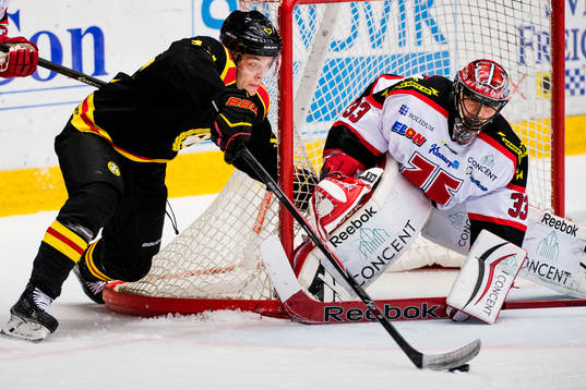 Brynäs Pathrik Westerholm och Julius Hudacek, målvakt i