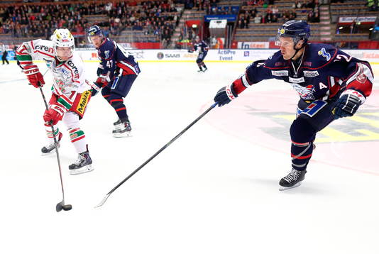 s Kyle Flanagan och Linköpings Sebastian Karlsson