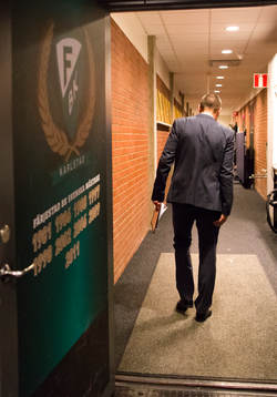 Färjestads tränare Tommy Samuelsson går iväg till