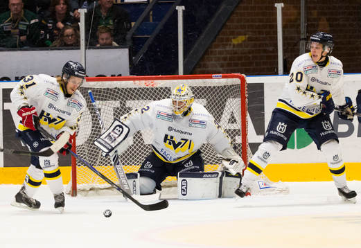 s målvakt Gustaf Wesslau får hjälp av Mattias Tedenby