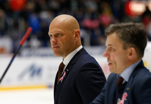 s tränare Andreas Johansson ser nöjd ut