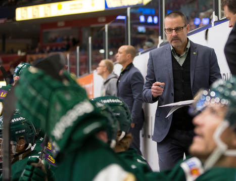 Färjestads tränare Tommy Samuelsson coachar i båset