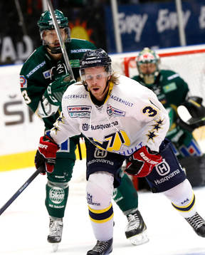 s Mattias Tedenby med Färjestads  Anton Grundel  i