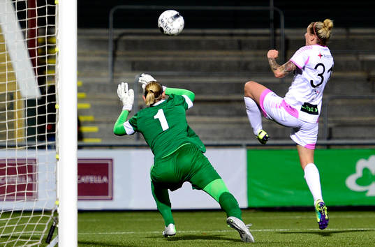 Rosengårds Anja Mittag gör 2-0 bakom Ryazans målvakt