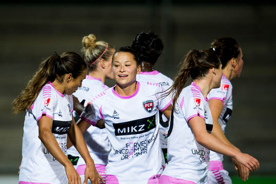 Rosengårds spelare jublar, Alexandra Riley (m)