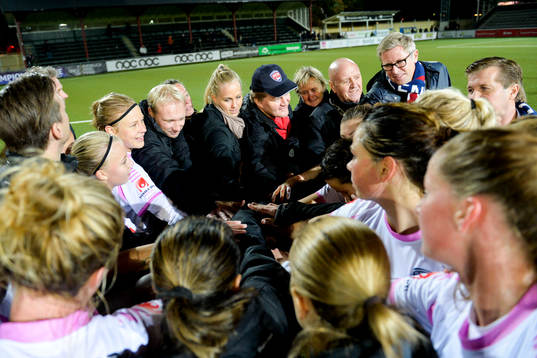 Rosengårds spelare och ledare jublar