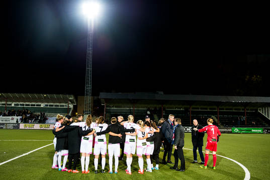 Rosengårds spelare och ledare samlas i en ring