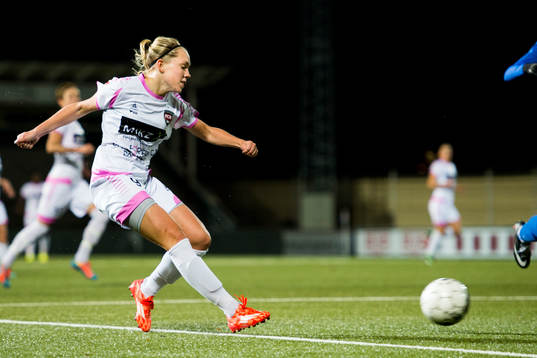 Rosengårds Elin Rubensson spelar in bollen