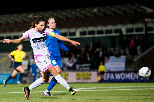 Rosengårds Sara Björk Gunnarsdottir skjuter bredvid