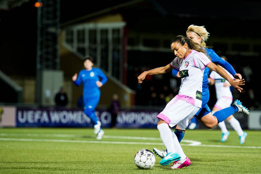 Rosengårds Marta Viera Da Silva testar skott