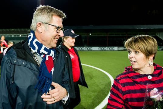 Rosengårds VD Klas Tjebbes pratar med Malmö Stads
