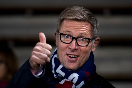 Rosengårds VD Klas Tjebbes gör tummen upp