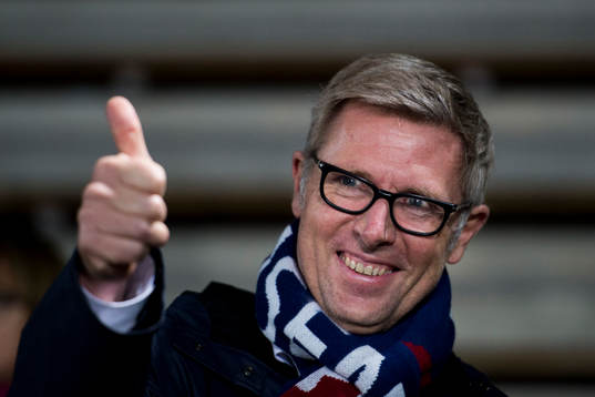 Rosengårds VD Klas Tjebbes gör tummen upp