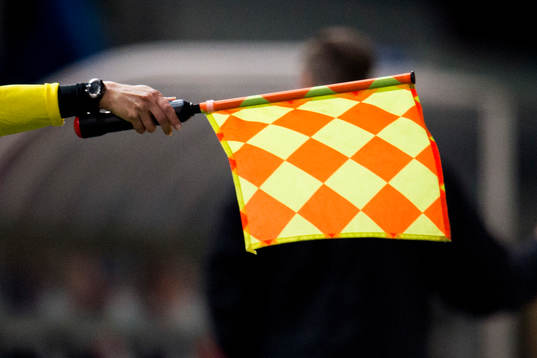 Offside vinkar assisterande domaren