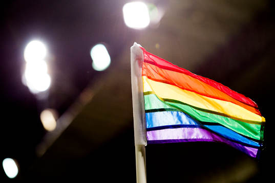 Hörnflaggorna är prideflaggor i regnbågens färger när