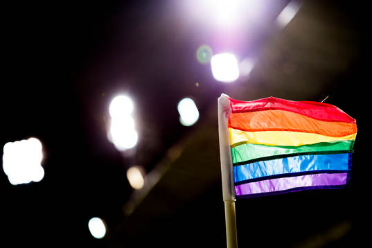 Hörnflaggorna är prideflaggor i regnbågens färger när