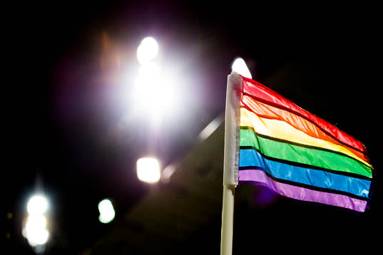Hörnflaggorna är prideflaggor i regnbågens färger när