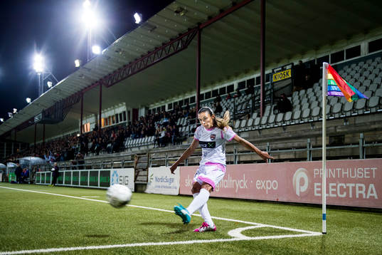 Rosengårds Marta Viera Da Silva slår en hörna när