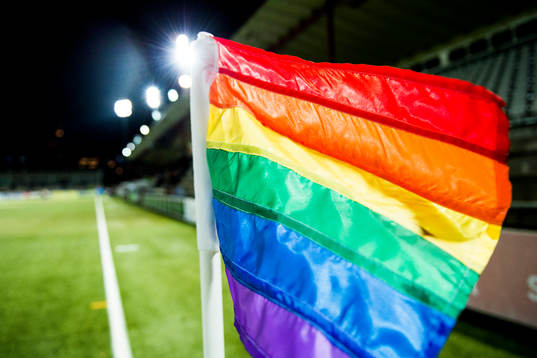 Hörnflaggorna är prideflaggor i regnbågens färger när