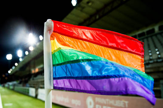 Hörnflaggorna är prideflaggor i regnbågens färger när