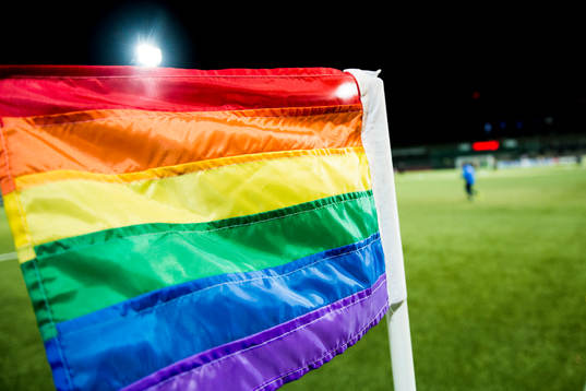 Hörnflaggorna är prideflaggor i regnbågens färger när