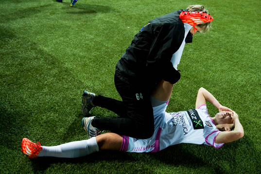 Rosengårds Elin Rubensson får hjälp med att stretcha