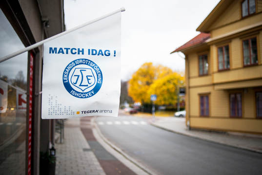Flagga i centrala Leksand före ishockeymatchen i SHL