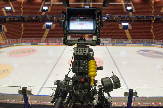 Obemannad tv-kamera före ishockeymatchen i SHL mellan