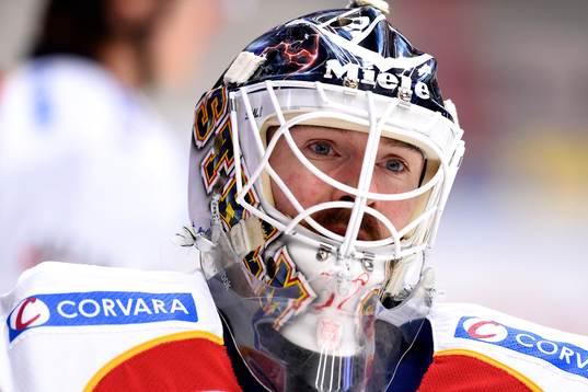 Djurgårdens målvakt Mikael Tellqvist på uppvärmningen