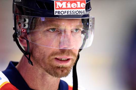 Djurgårdens Mikael Samuelsson på uppvärmningen