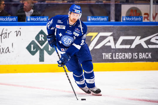 Leksands Mattias Ritola värmer upp före ishockeymatchen i