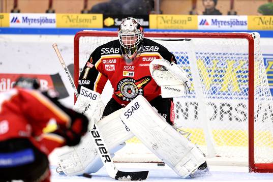 Luleås målvakt Daniel Larsson på uppvärmningen
