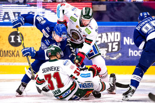Leksands Tomi Sallinen i duell om pucken med Frölundas