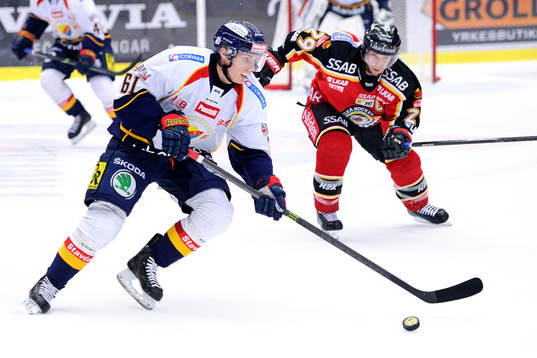 Djurgårdens Markus Ljung jagas av Luleås Chris Abbott