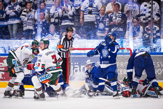 Leksands målvakt Oscar Alsenfelt har det stökigt framför